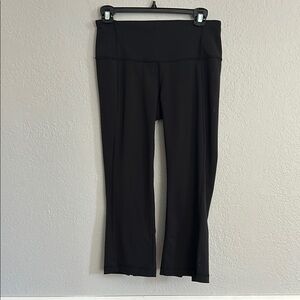 Lululemon women’s capri flare leggings, black size 8. Gather on back of hem.